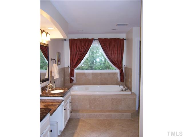 8005 Tanjier Bay Raleigh, NC 27613 - Photo 12 of 25 View of whirlpool tub