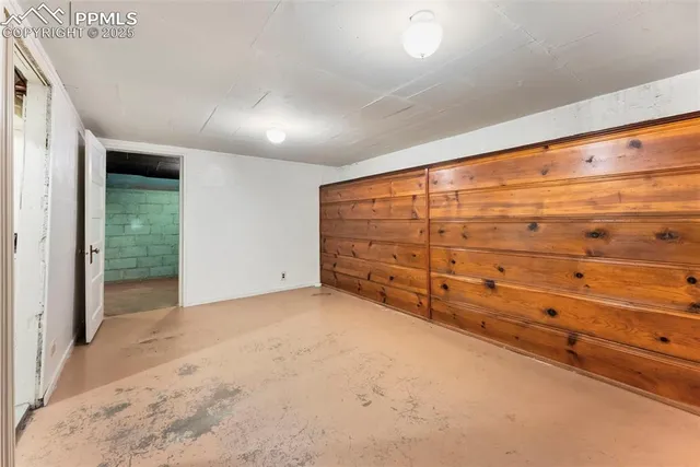 a view of an empty room and window