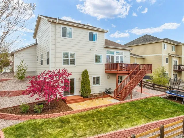 a view of a house with backyard
