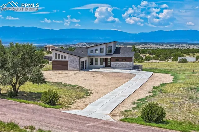 a view of a house with a yard