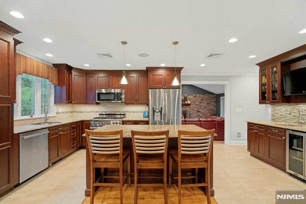 195 Overlook Place Mahwah, NJ 07430 - Photo 2 of 5