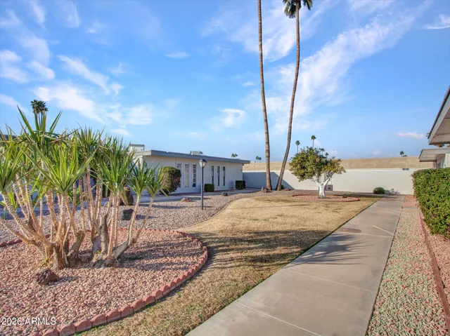 a view of a backyard