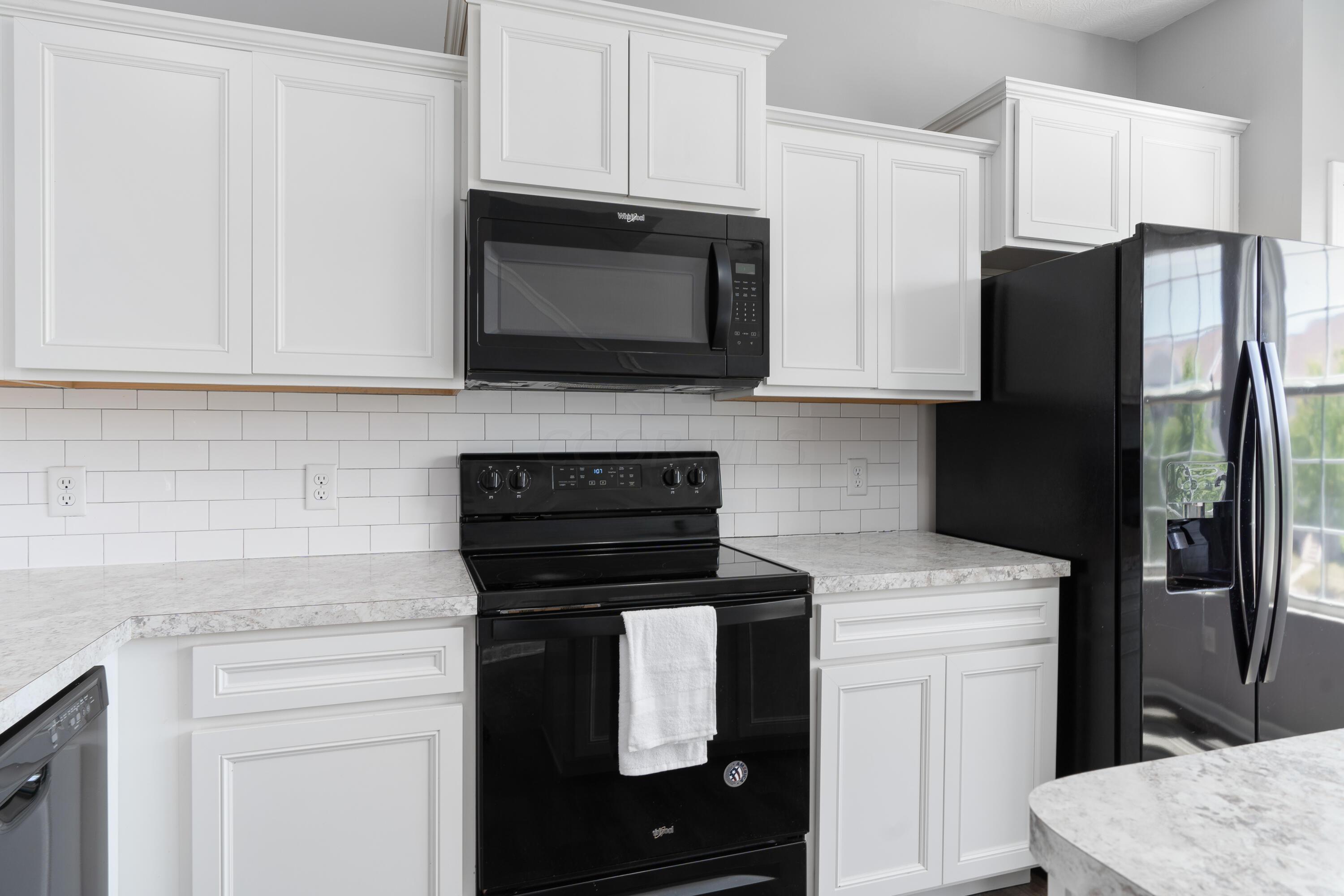487 Autumn Ridge Circle Pickerington, OH 43147 - Photo 16 of 32 Kitchen - neutral and bright