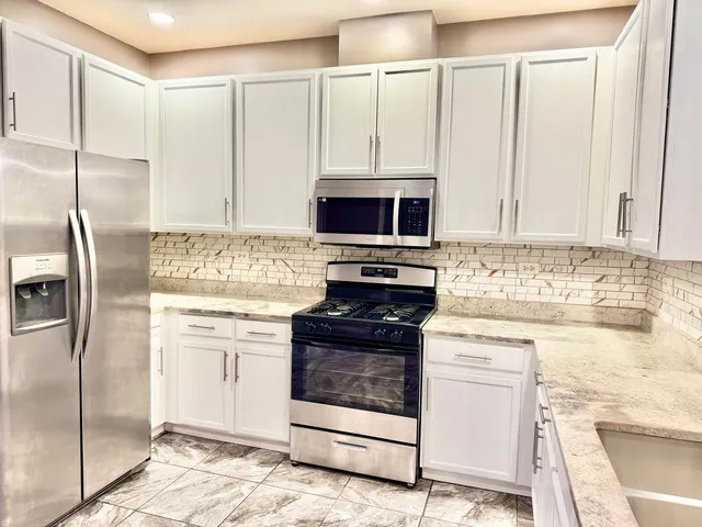 $2,800 | 2452 Daybreak Court, Unit 2452, Elgin, IL 60123