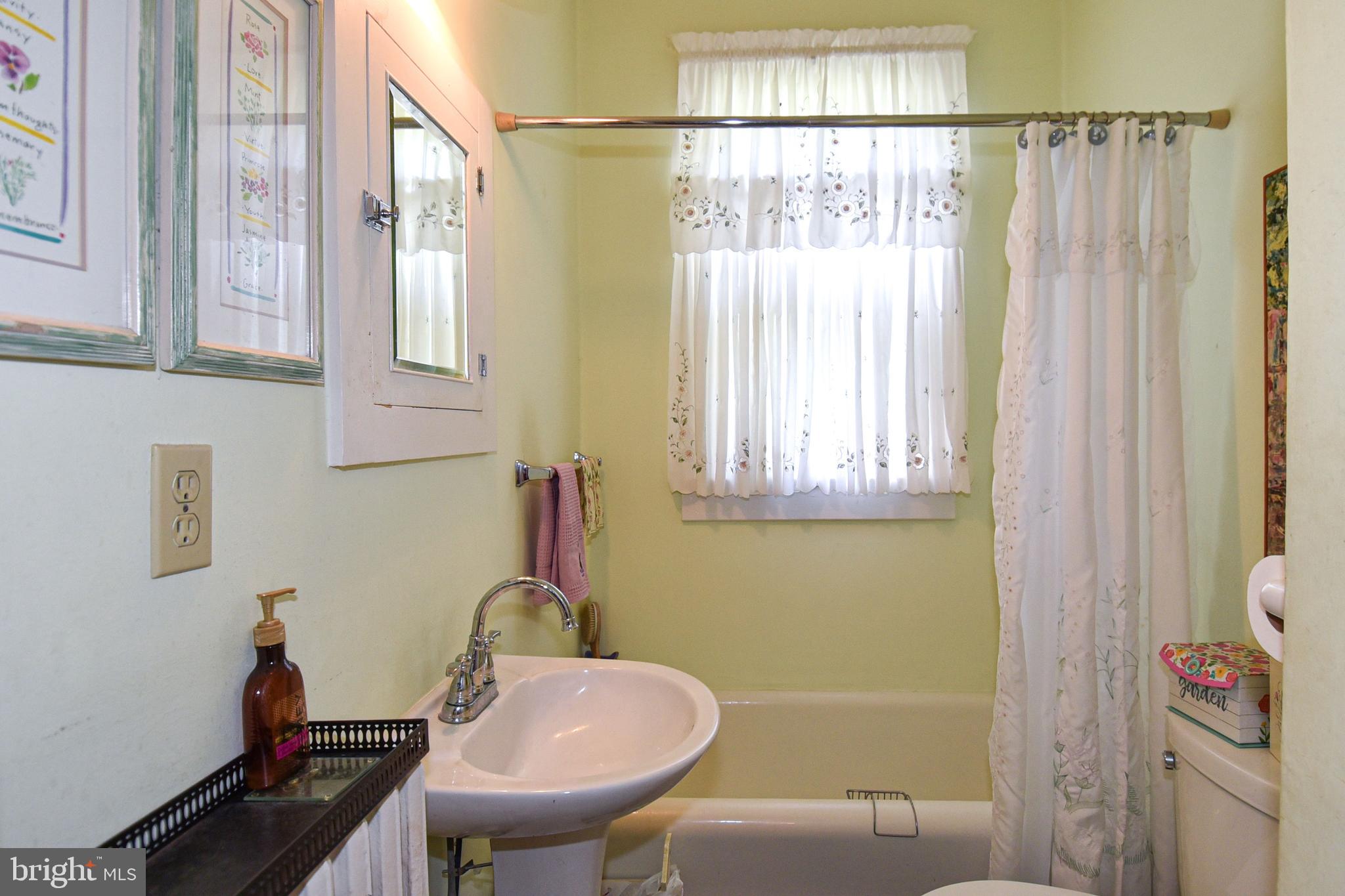 17809 Meeting House Road Sandy Spring, MD 20860 - Photo 30 of 46 Main Floor Full Bath