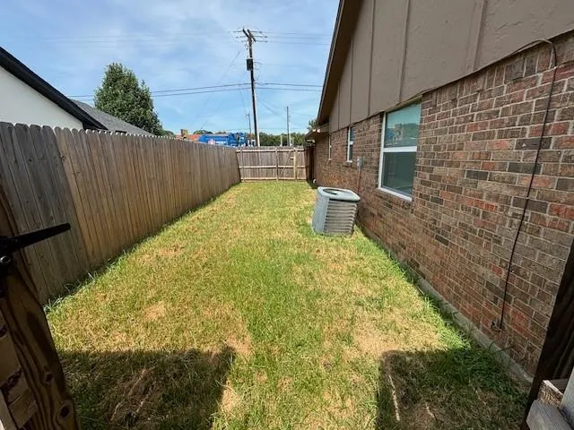 a view of a backyard