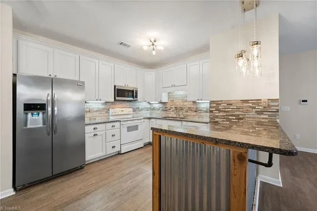 $219,900 | 6901 Hanesbrook Circle, Unit 102, Clemmons, NC 27012