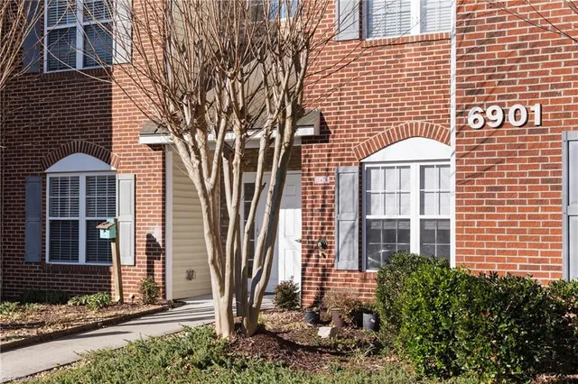 $219,900 | 6901 Hanesbrook Circle, Unit 102, Clemmons, NC 27012