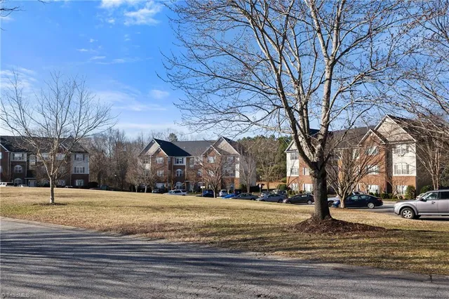 $219,900 | 6901 Hanesbrook Circle, Unit 102, Clemmons, NC 27012