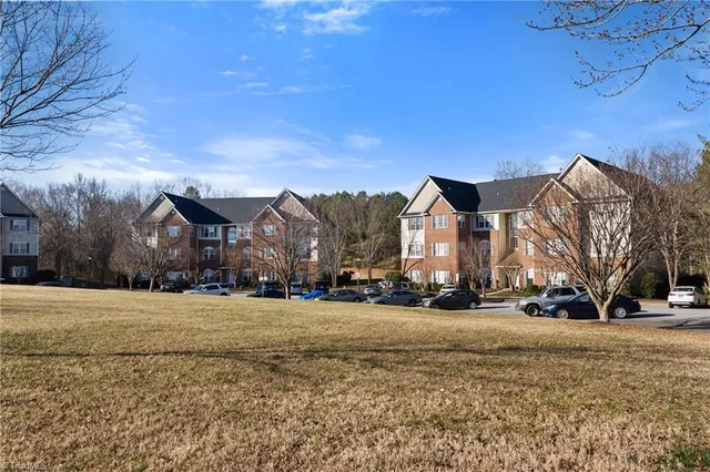 $219,900 | 6901 Hanesbrook Circle, Unit 102, Clemmons, NC 27012