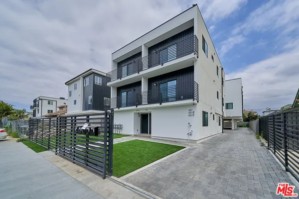 $1,900 | 117 1/4 West 41st Place, Los Angeles, CA 90037