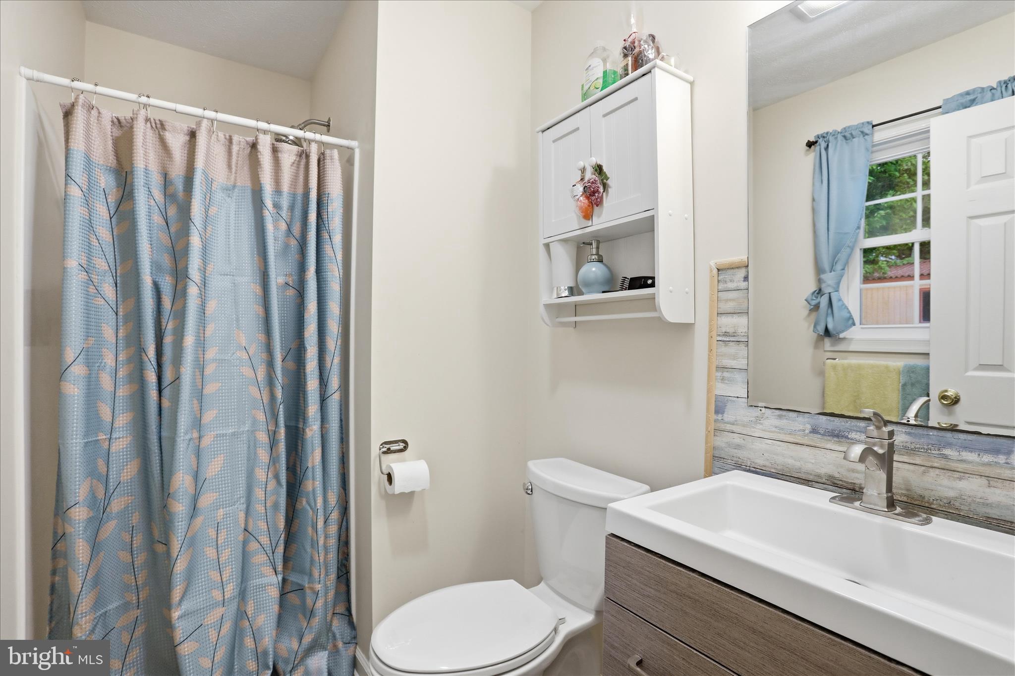 126 Cliffside Road Linden, VA 22642 - Photo 14 of 49 Attached Primary Full Bathroom