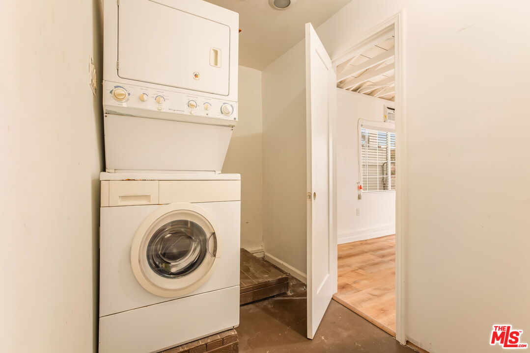 4332 Alla Road Los Angeles, CA 90066 - Photo 20 of 25 a view of a hallway with washer and dryer