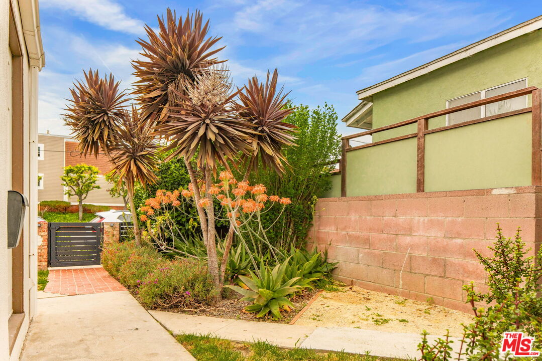 4332 Alla Road Los Angeles, CA 90066 - Photo 24 of 25 a view of front door