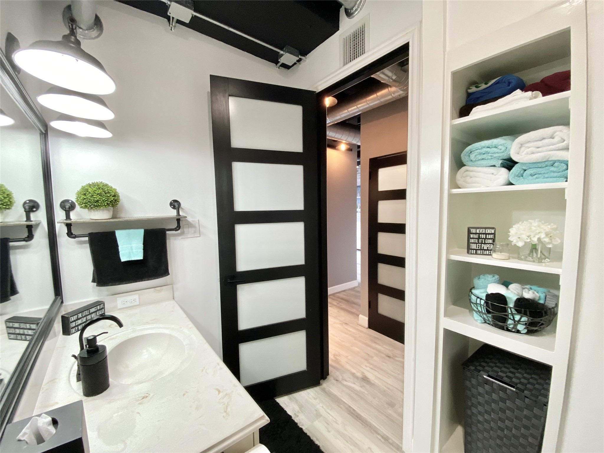 2016 Main Street, Unit 1715 Houston, TX 77002 - Photo 5 of 31 Bathroom