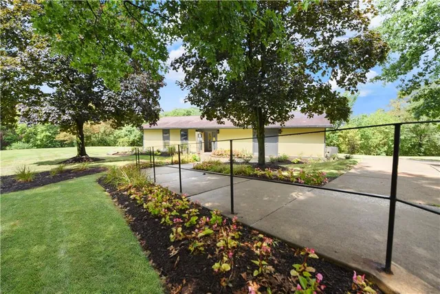 $1 | 1600 Settlers Drive, Oakdale, PA 15071