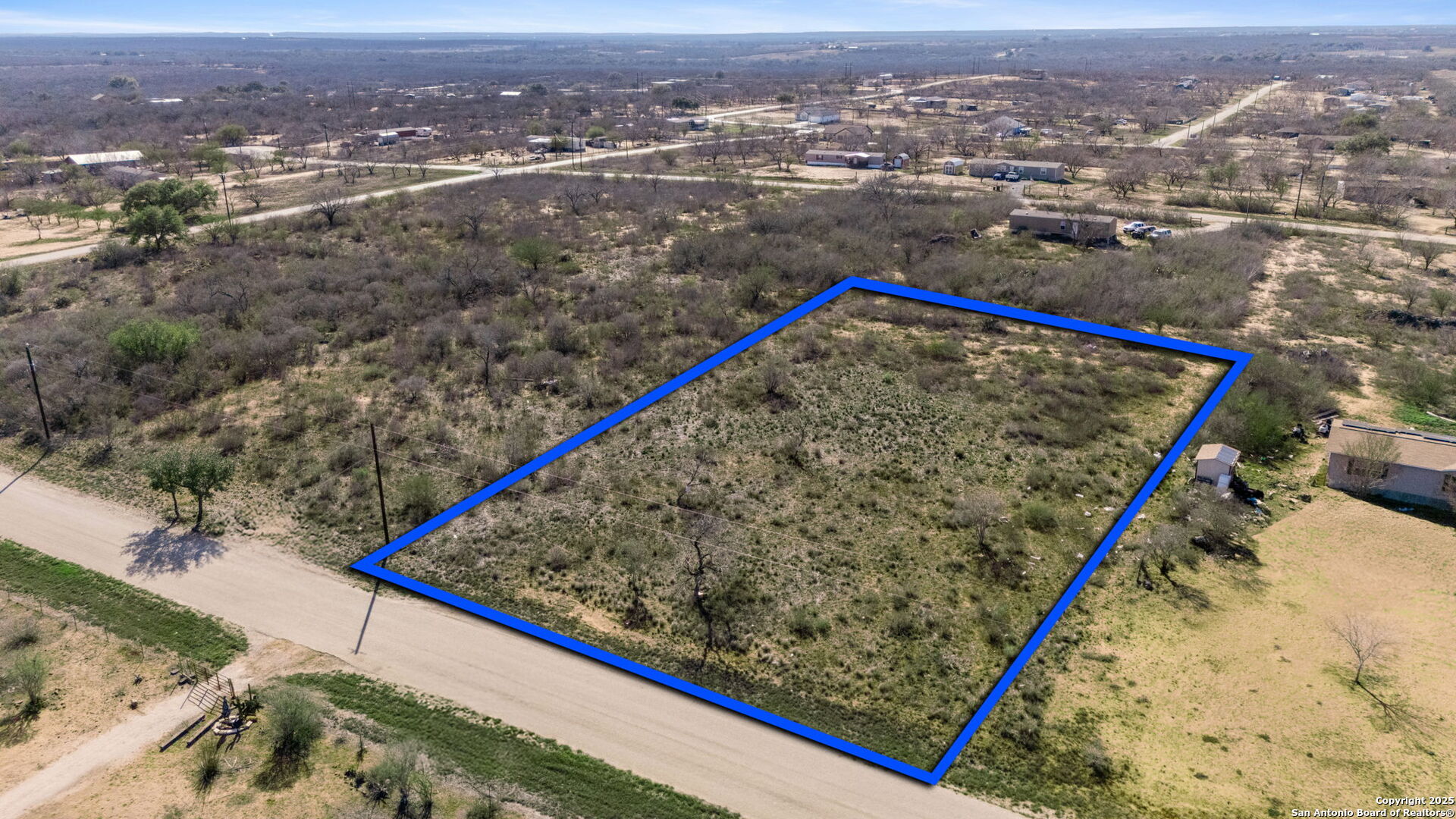 167 County Road 2665 Devine, TX 78016 - Photo 5 of 7