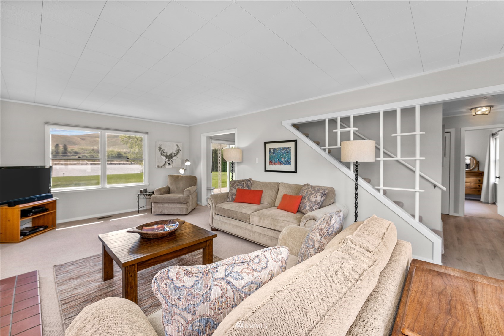 663 Riverside Drive Pateros, WA 98846 - Photo 15 of 40 a living room with furniture and a flat screen tv