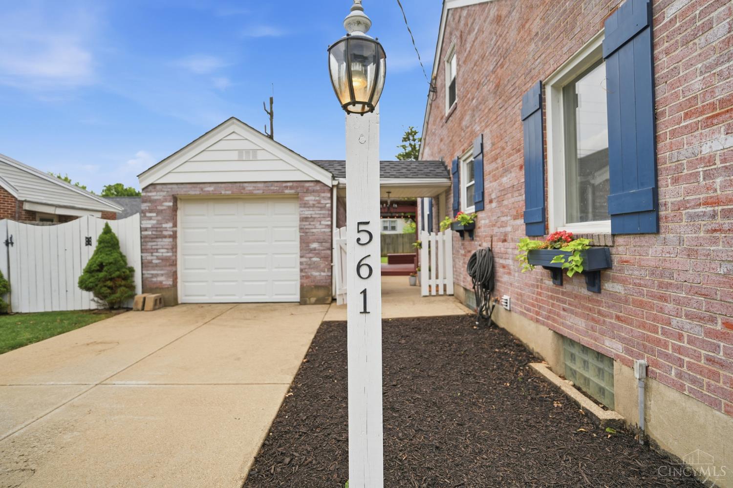 561 Columbia Road Hamilton, OH 45013 - Photo 3 of 47