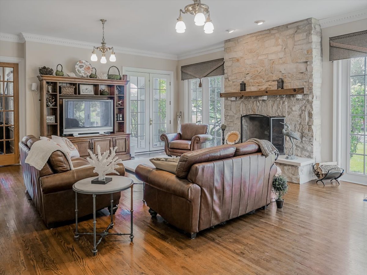 8010 Greenbriar Court Burr Ridge, IL 60527 - Photo 13 of 57 a living room with furniture and a chandelier