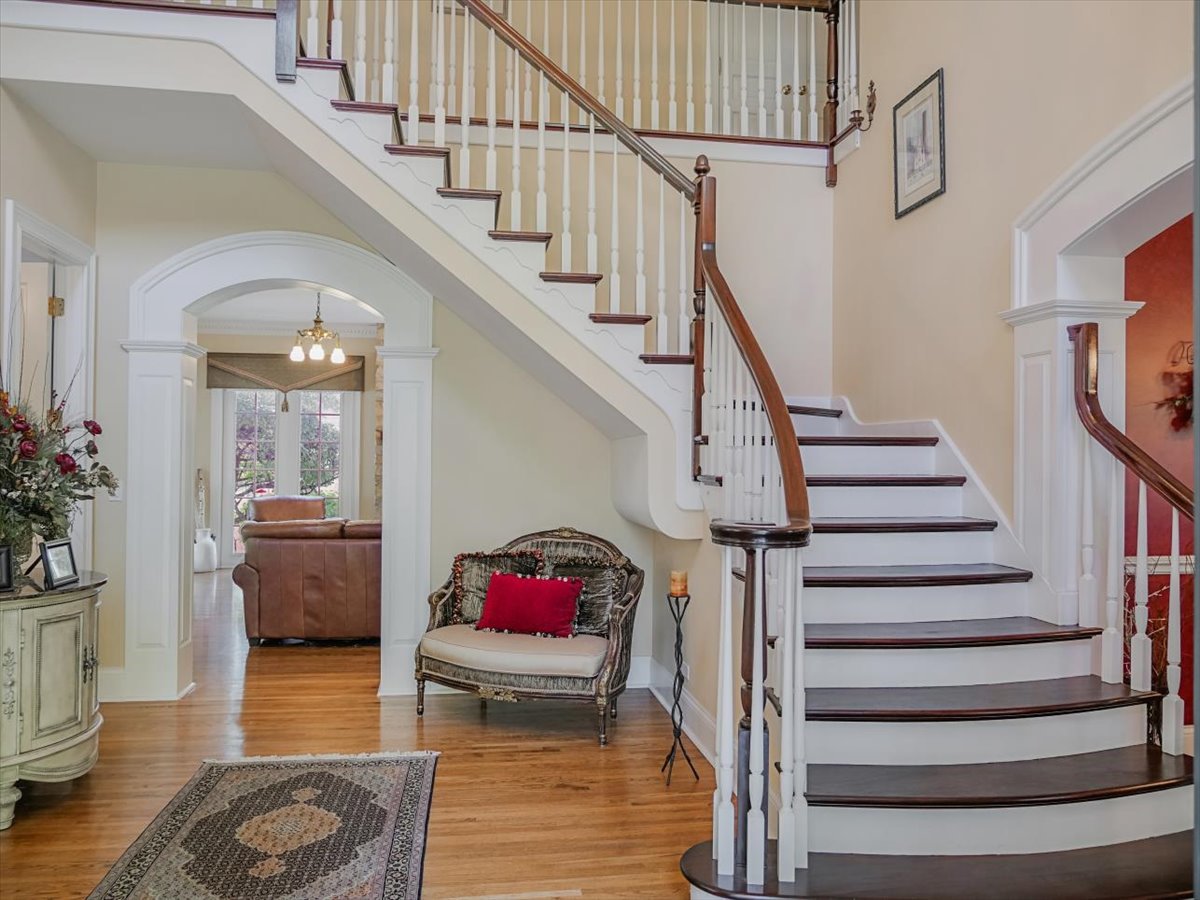 8010 Greenbriar Court Burr Ridge, IL 60527 - Photo 3 of 57 a view of entryway and hall