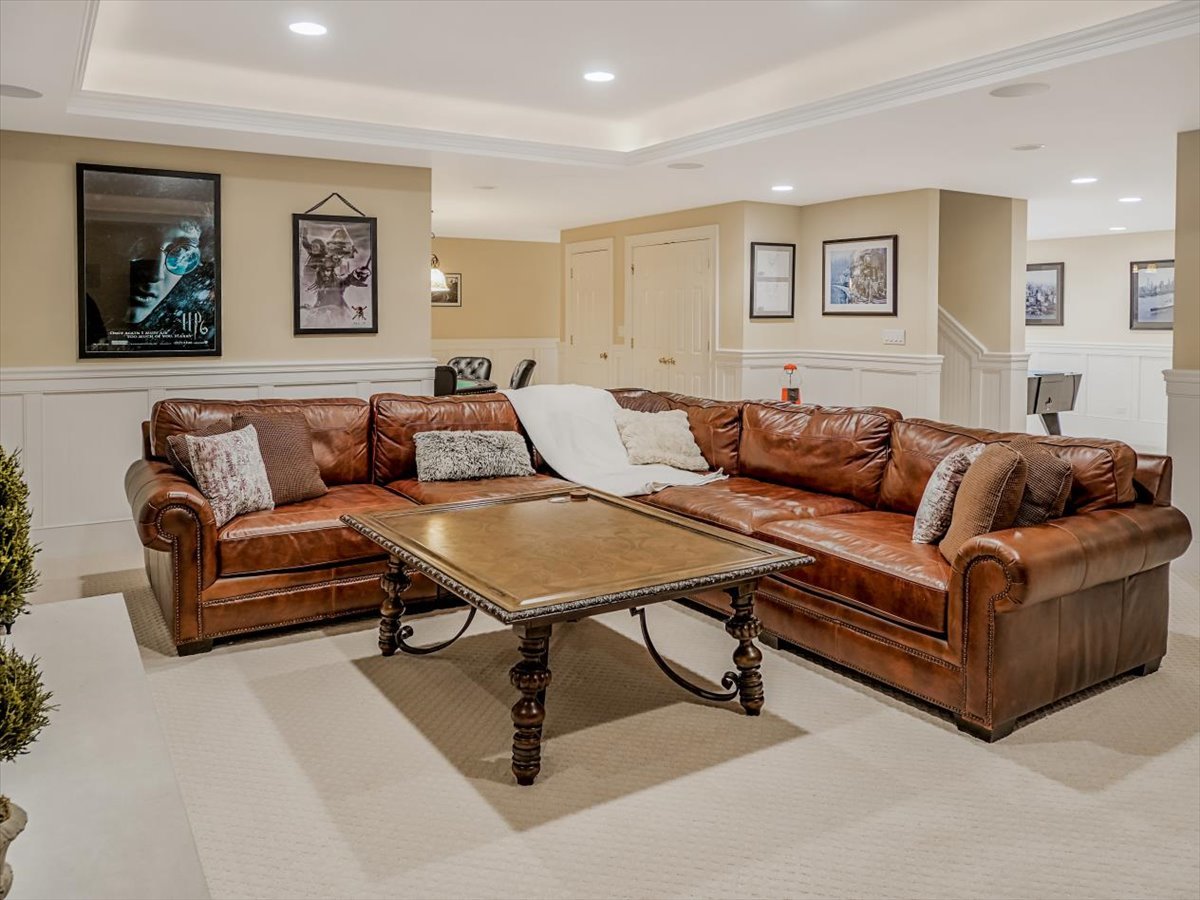 8010 Greenbriar Court Burr Ridge, IL 60527 - Photo 36 of 57 a living room with furniture