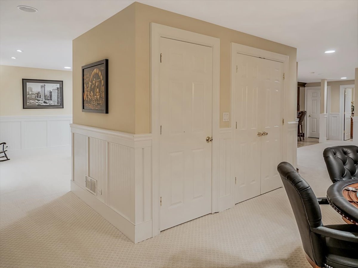 8010 Greenbriar Court Burr Ridge, IL 60527 - Photo 42 of 57 a view of a workspace