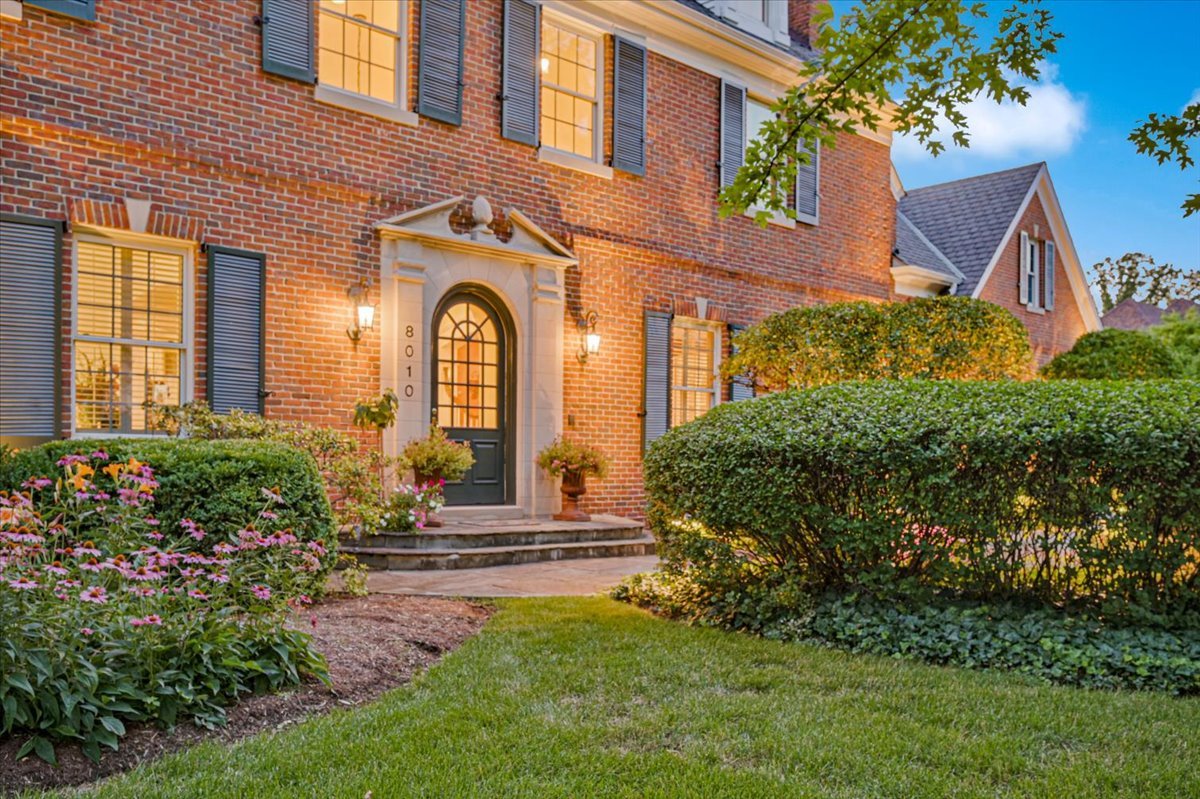 8010 Greenbriar Court Burr Ridge, IL 60527 - Photo 51 of 57 a front view of a house with a garden