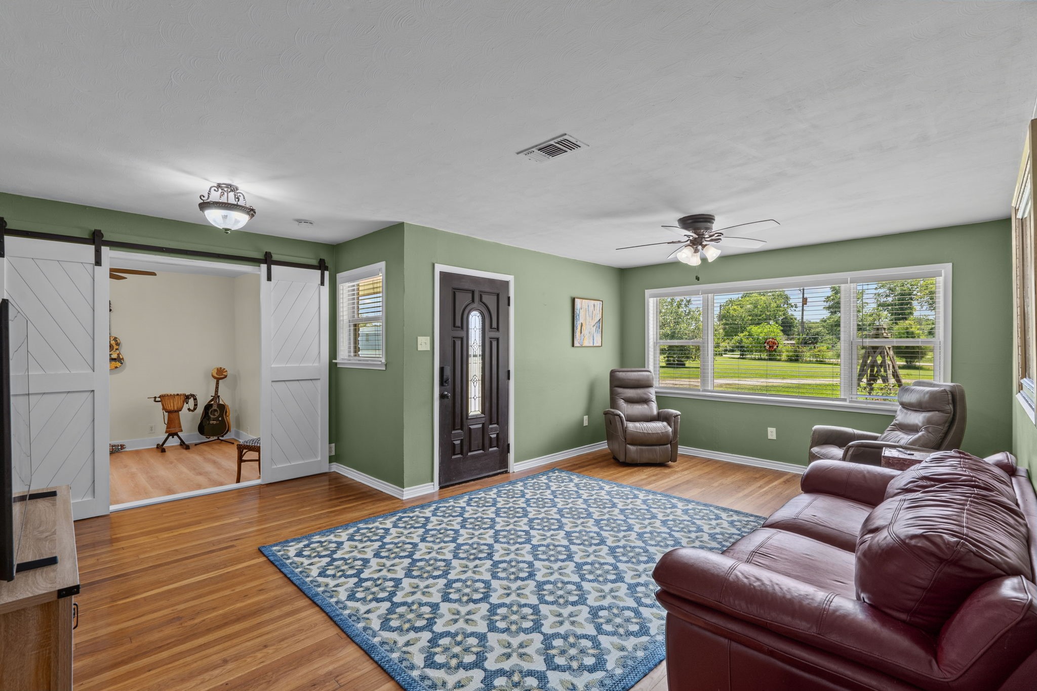 4630 Hudson Road Santa Fe, TX 77517 - Photo 9 of 44 a living room with furniture