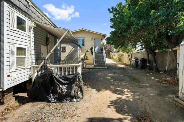 a view of a house with backyard