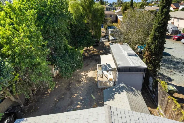 a view of a yard with plants