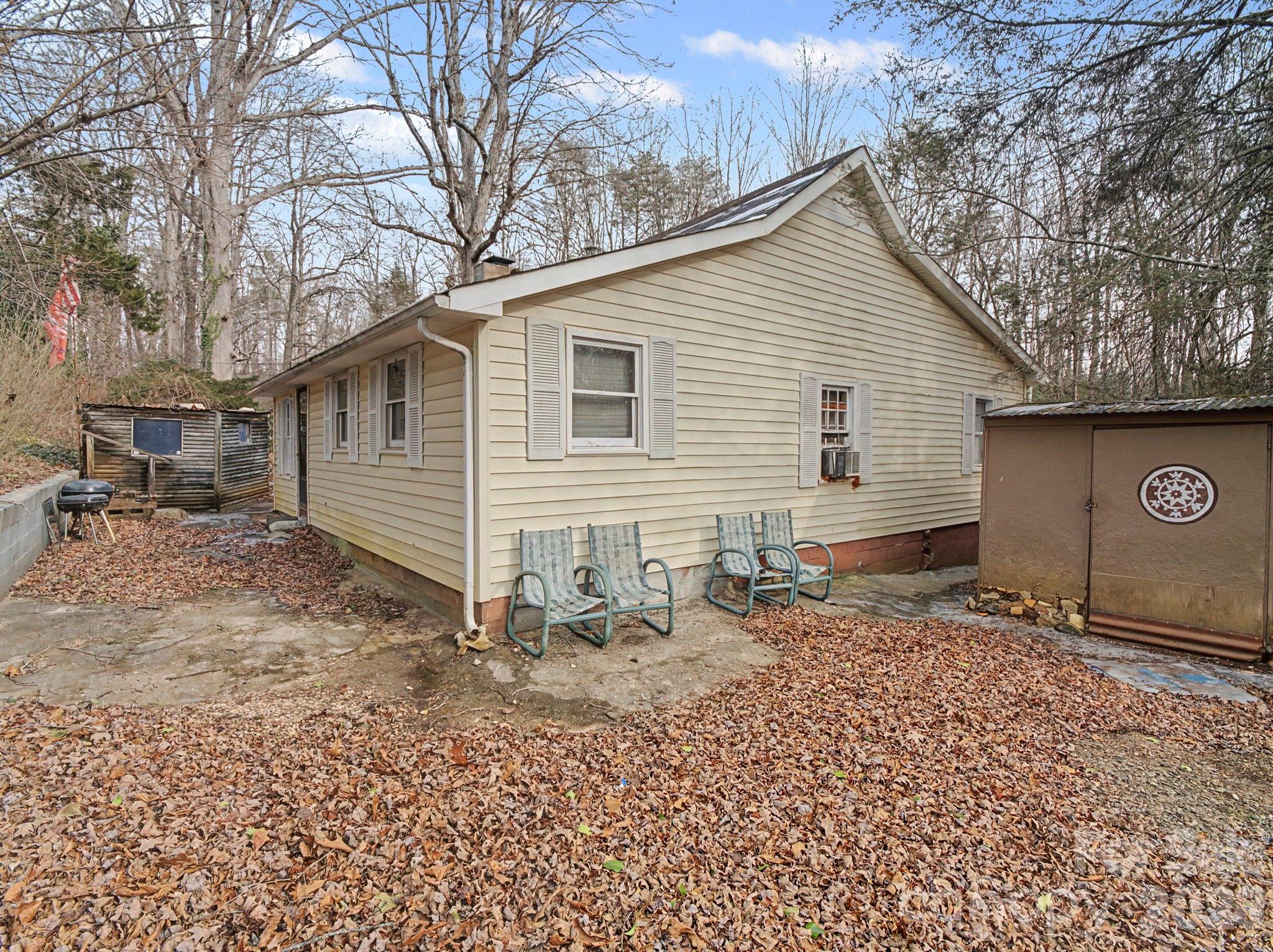 1526 Bills Creek Road Lake Lure, NC 28746 - Photo 3 of 25 a backyard of a house