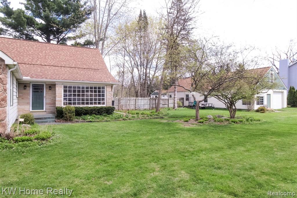 4659 White Lake Road White Lake, MI 48383 - Photo 6 of 62