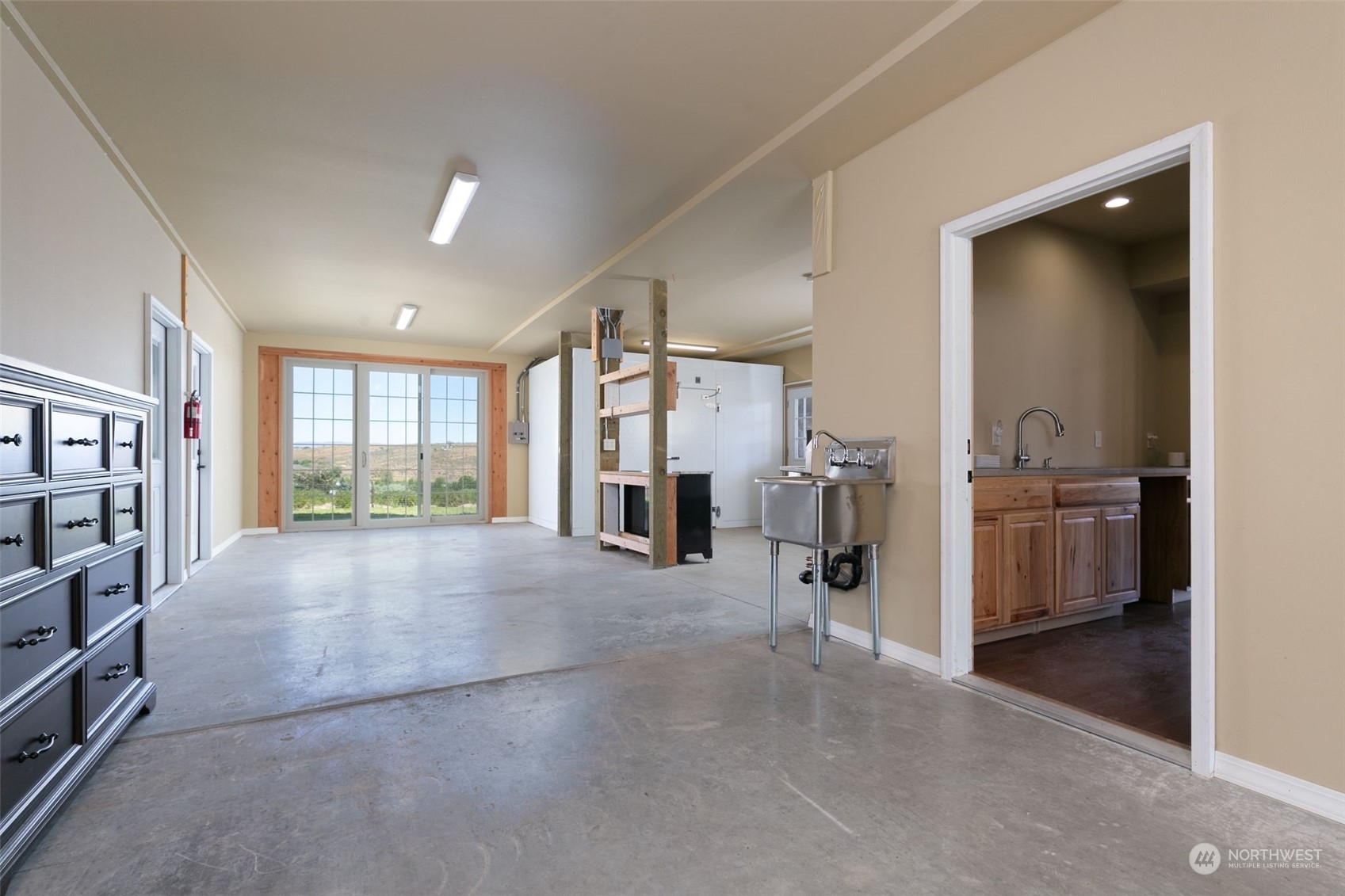 12302 Marble Road Yakima, WA 98908 - Photo 33 of 40 a view of a big room with closet and windows