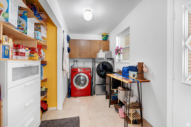 88 West 700 South Payson, UT 84651 - Photo 8 of 27 Laundry area with washing machine and dryer, cabinet space, and light flooring