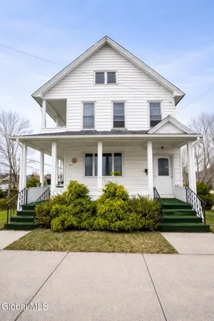 $1,600 | 300 Division Street, Unit 2 UPSTAIRS, Amsterdam, NY 12010