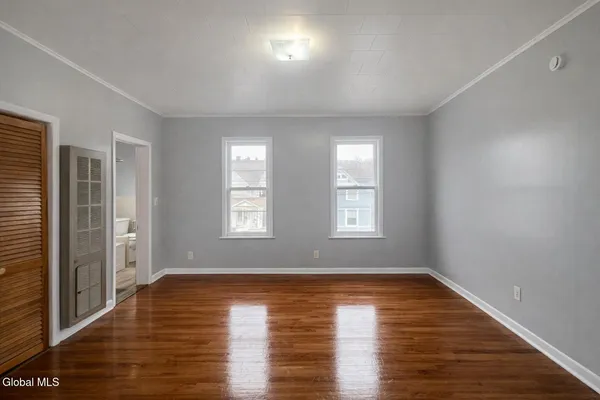 $1,600 | 300 Division Street, Unit 2 UPSTAIRS, Amsterdam, NY 12010