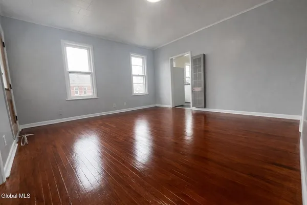 $1,600 | 300 Division Street, Unit 2 UPSTAIRS, Amsterdam, NY 12010