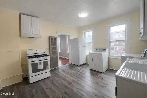 $1,600 | 300 Division Street, Unit 2 UPSTAIRS, Amsterdam, NY 12010