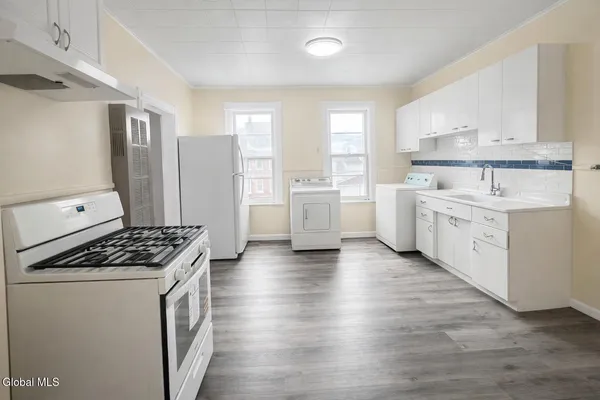 $1,600 | 300 Division Street, Unit 2 UPSTAIRS, Amsterdam, NY 12010