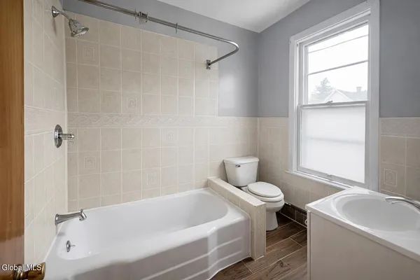 $1,600 | 300 Division Street, Unit 2 UPSTAIRS, Amsterdam, NY 12010