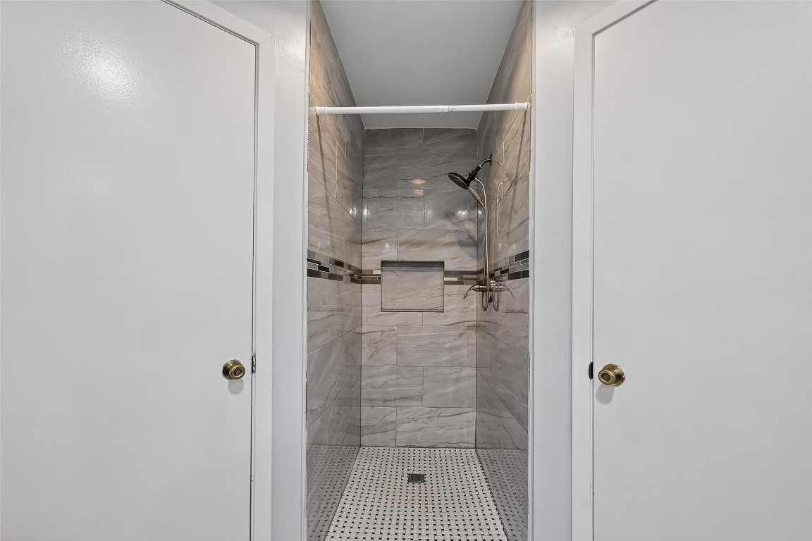 10706 Sagebluff Drive Houston, TX 77089 - Photo 14 of 19 a bathroom with a shower