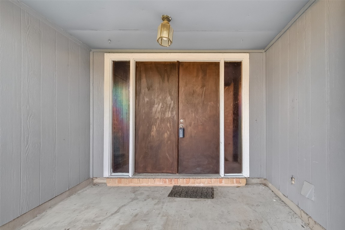 10706 Sagebluff Drive Houston, TX 77089 - Photo 2 of 19 an empty room with wooden door