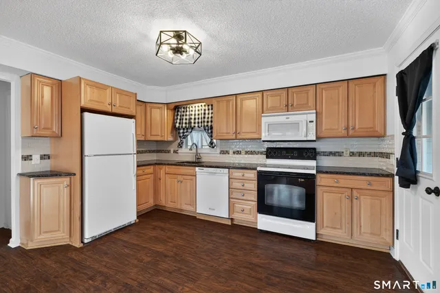 $384,900 | 40 Sunrise Circle, Wallingford, CT 06492