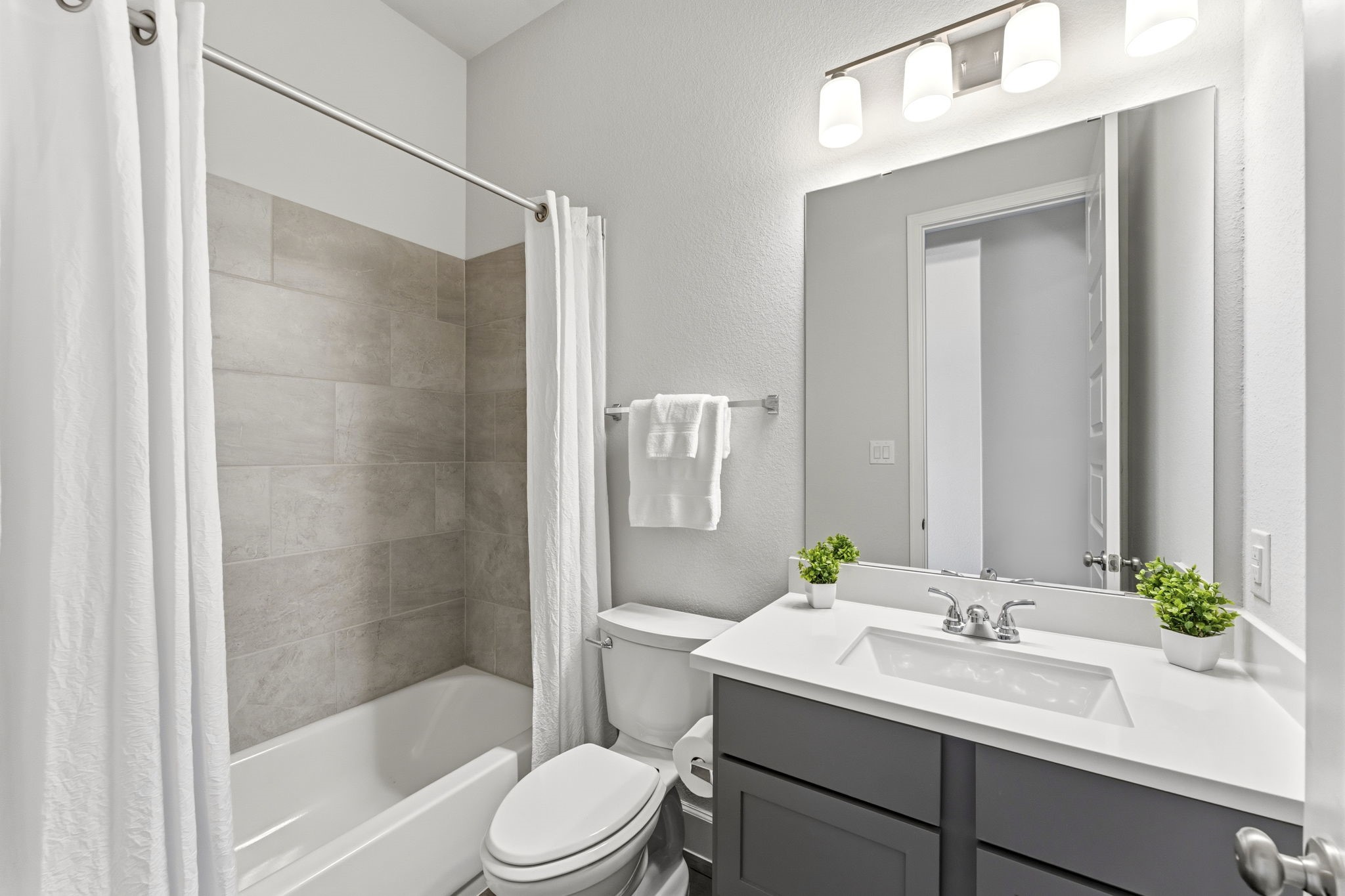 15618 Turtlehead Trail Conroe, TX 77302 - Photo 25 of 50 Secondary Bathroom Conveniently Located between Secondary Bedrooms