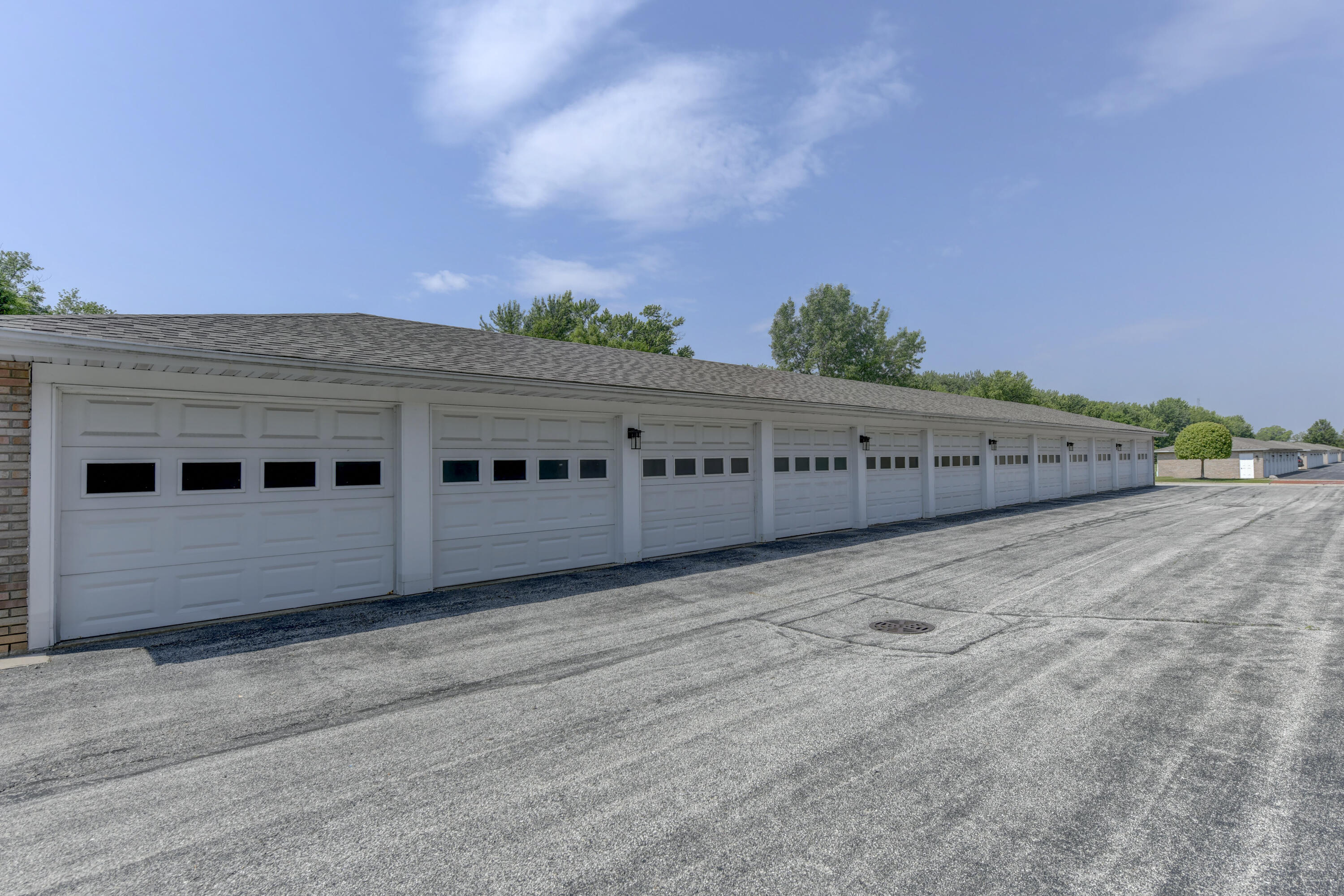 2740 Georgetowne Drive, Unit B1 Highland, IN 46322 - Photo 18 of 22 a view of a large building