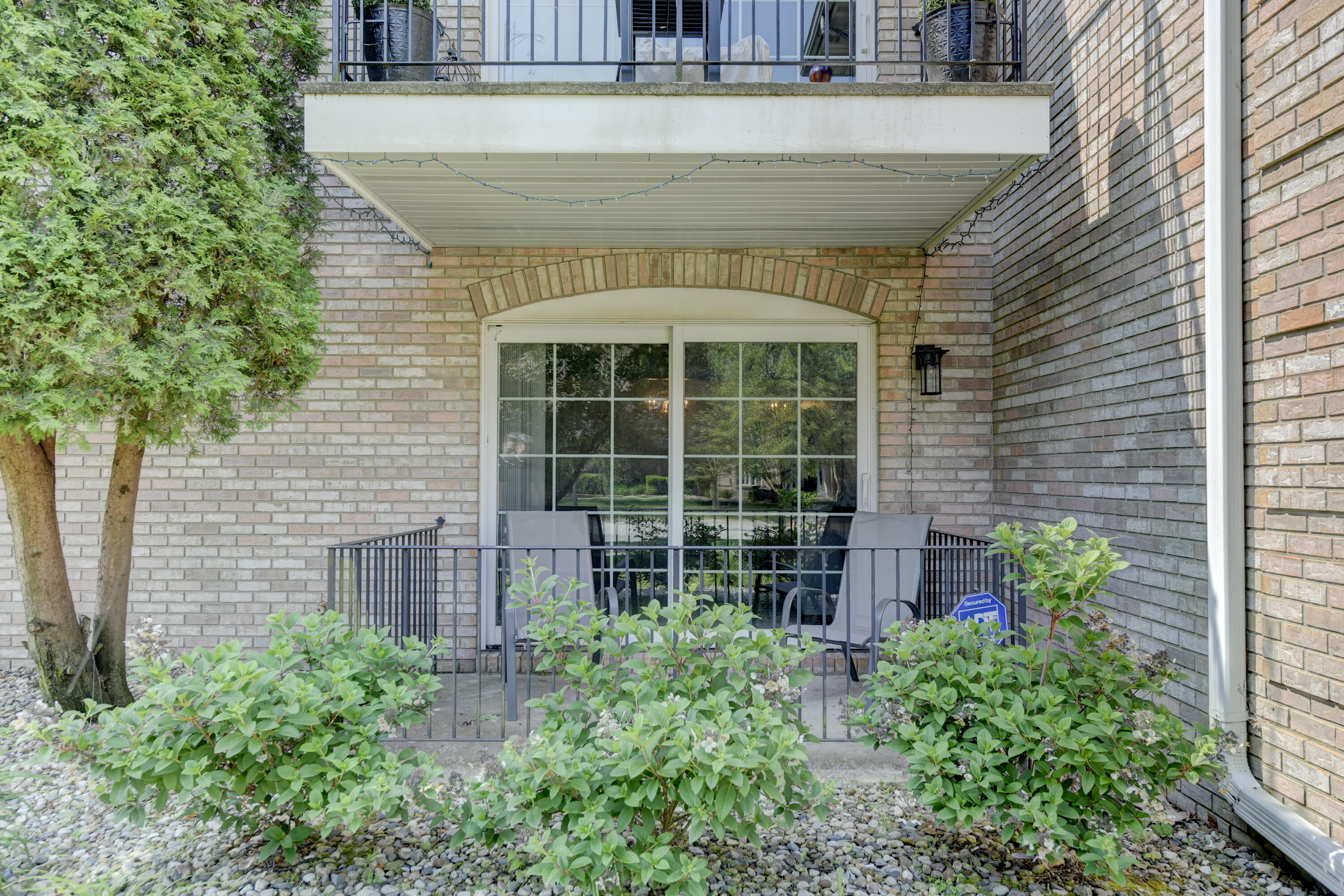 2740 Georgetowne Drive, Unit B1 Highland, IN 46322 - Photo 2 of 22 a front view of a house with a garden