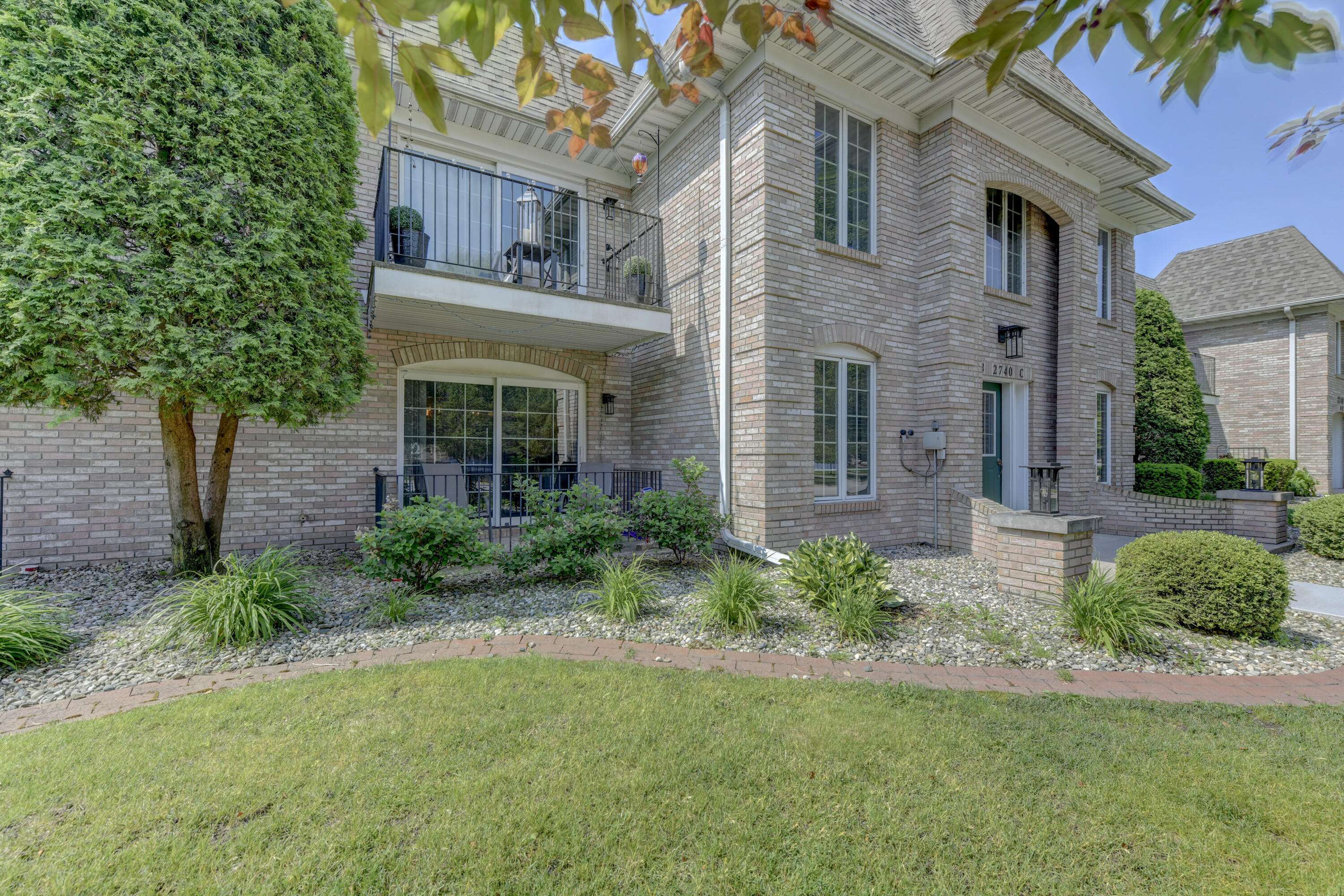 2740 Georgetowne Drive, Unit B1 Highland, IN 46322 - Photo 21 of 22 a front view of a house with garden