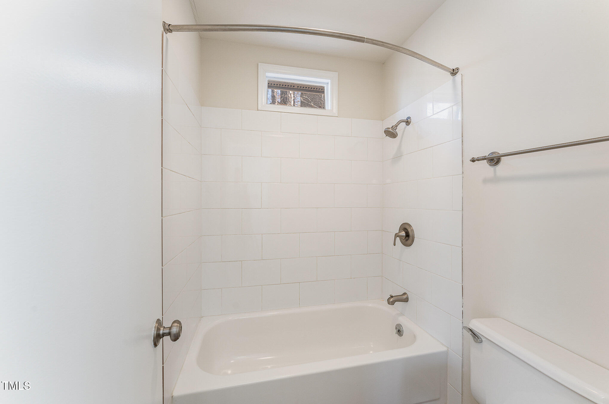 25 Sandstone Ridge Drive Durham, NC 27713 - Photo 14 of 33 a bathroom with a bathtub