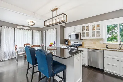 $674,900 | 2229 West 121st Street, Leawood, KS 66209